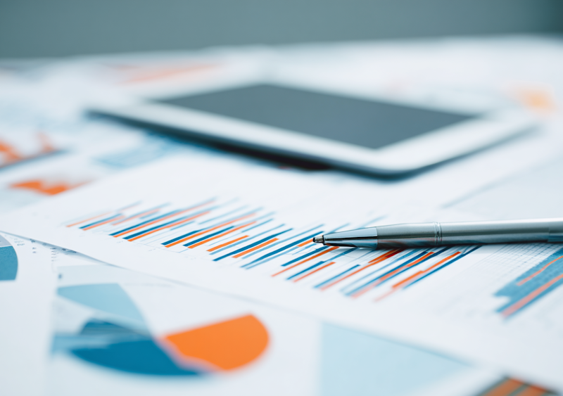 Consultor financiero profesional reuniéndose con cliente para crear plan financiero personalizado